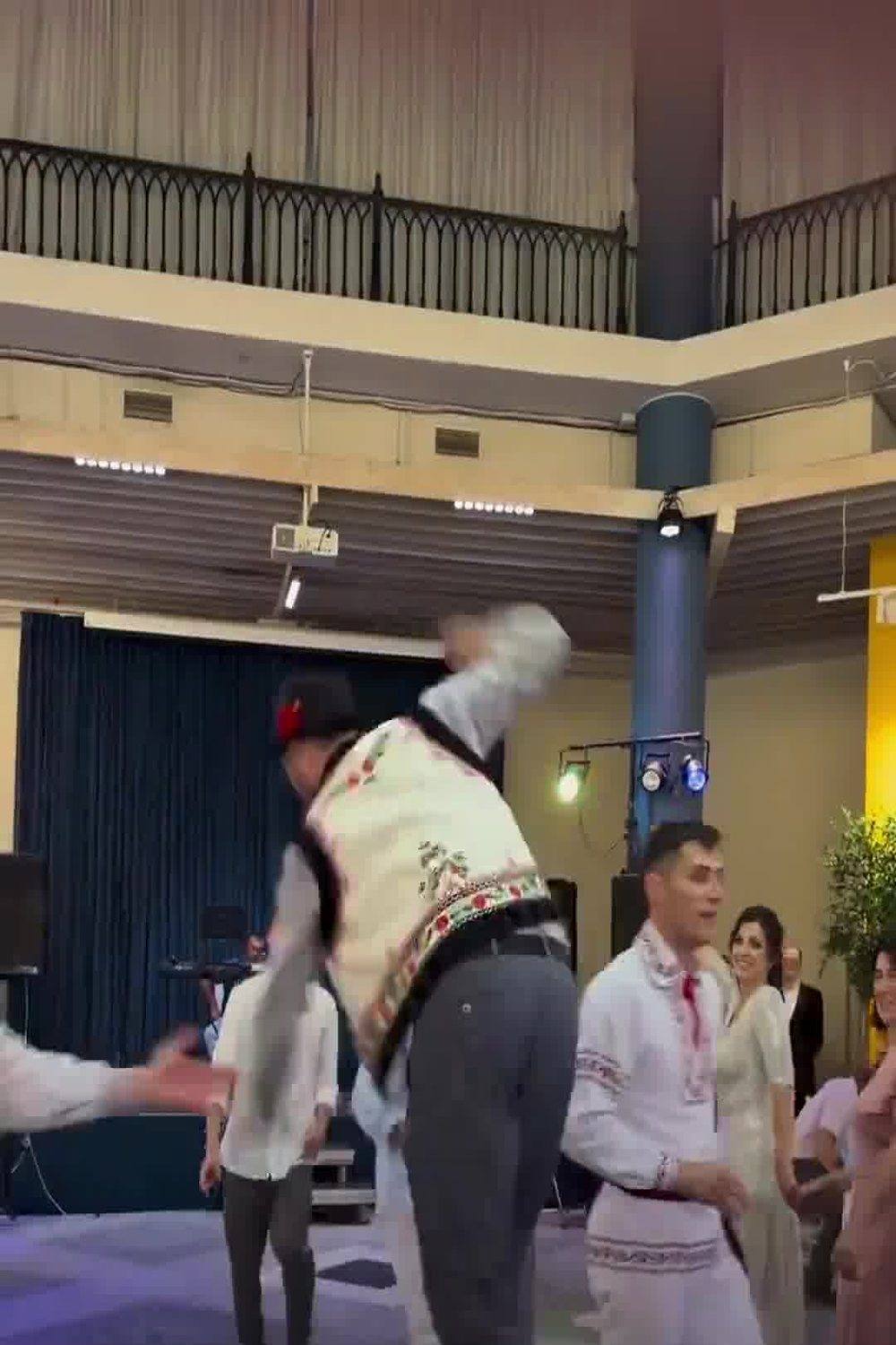 Танцор в национальном костюме